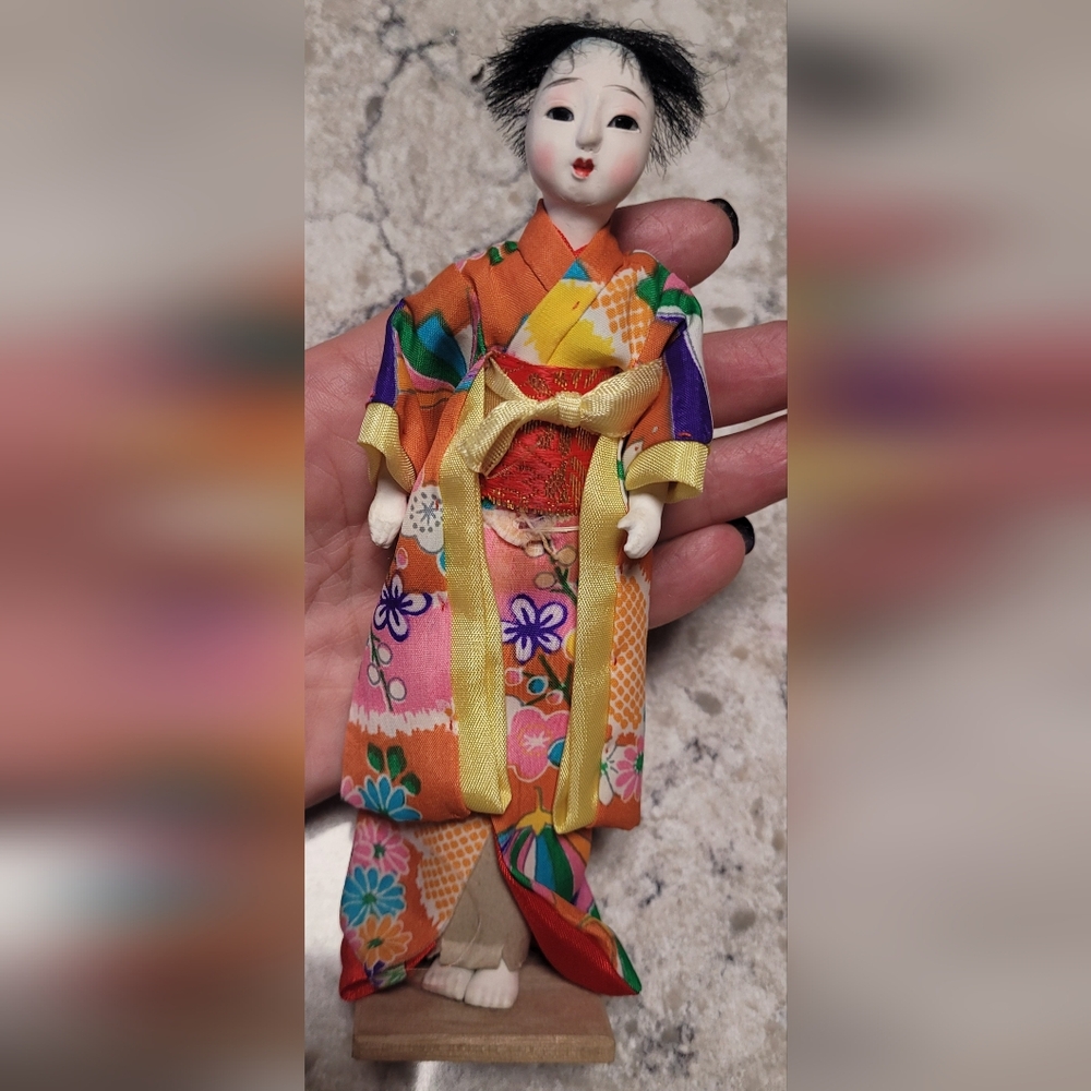 Vintage Katsuraningyo Japanese Doll with Wigs - Picture 6 of 6